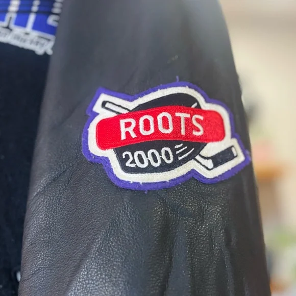 Wayne Gretzky Signed Roots Jacket CHL– “Cherry vs. Orr” Edition (2000) - Picture 8 of 15